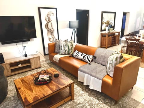 TV and multimedia, Living room, Seating area, Dining area