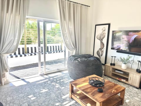 TV and multimedia, Living room, Seating area, Evening entertainment