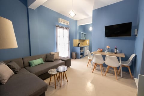 TV and multimedia, Living room, Seating area, Dining area