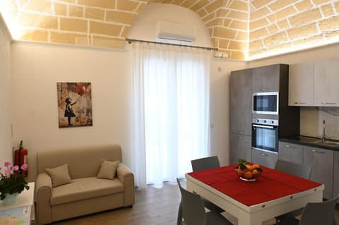 Kitchen or kitchenette, Living room, Seating area, Dining area, oven, stove