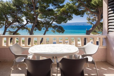 Day, Natural landscape, View (from property/room), Balcony/Terrace, Seating area, Dining area, Beach, Sea view