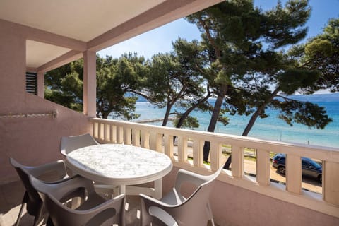 Day, Natural landscape, View (from property/room), Balcony/Terrace, Seating area, Dining area, Beach, Sea view