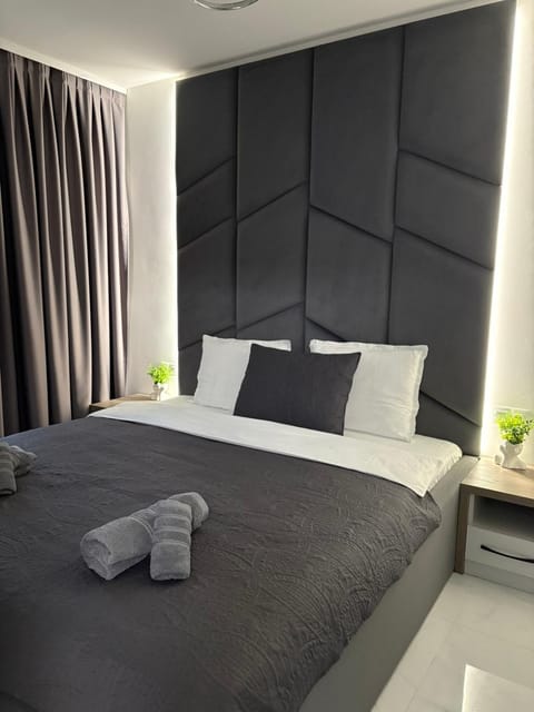 Bed, Bedroom, towels