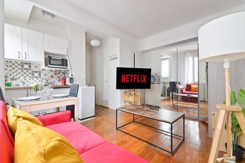 Heart of Paris Studio-2P Invalides Free Netflix Apartment in Paris