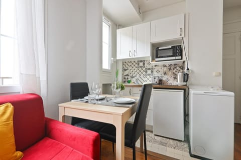 Property building, Kitchen or kitchenette, Living room, Seating area, stove