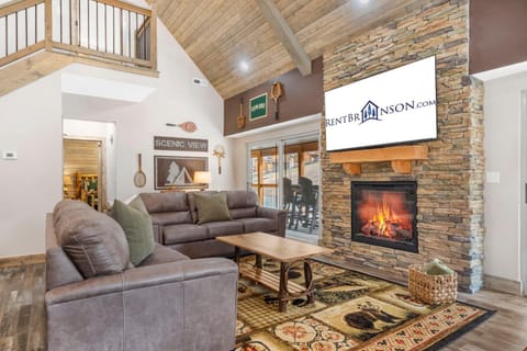 Cozy Cabin w Water View-Community Indoor Pool-Connect4-Bunk Room-Free Attraction Tickets Cabin in Hollister