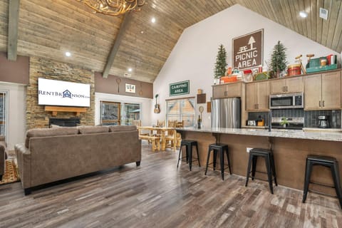 Cozy Cabin w Water View-Community Indoor Pool-Connect4-Bunk Room-Free Attraction Tickets Cabin in Hollister