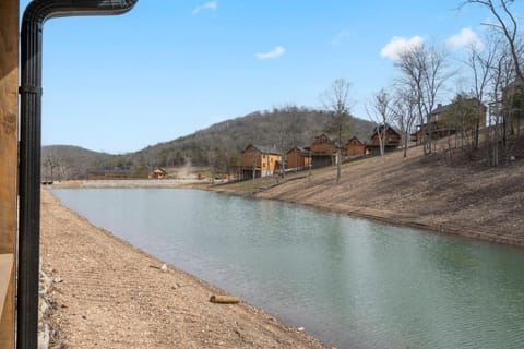 Cozy Cabin w Water View-Community Indoor Pool-Connect4-Bunk Room-Free Attraction Tickets Cabin in Hollister