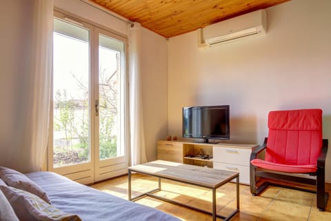 Communal lounge/ TV room, Bed, TV and multimedia, Living room, Photo of the whole room, Seating area, Evening entertainment, Bedroom, air conditioner
