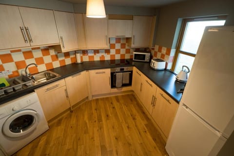 Coffee/tea facilities, Kitchen or kitchenette, oven, stove, toaster, washing machine