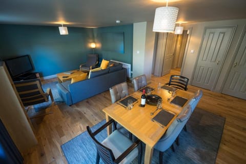 TV and multimedia, Living room, Seating area, Dining area