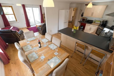 Coffee/tea facilities, Kitchen or kitchenette, Living room, Dining area