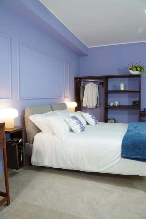 Photo of the whole room, Bedroom, wardrobe