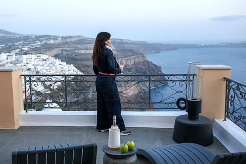 Nearby landmark, Day, Natural landscape, Summer, View (from property/room), Balcony/Terrace, Decorative detail, Seating area, Evening entertainment, Food, City view, Landmark view, Sea view, Street view, Entertainment, Drinks, Alcoholic drinks, Seasons, Time of day, Sunset, Quiet street view, sunbed