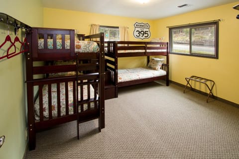Bedroom, bunk bed