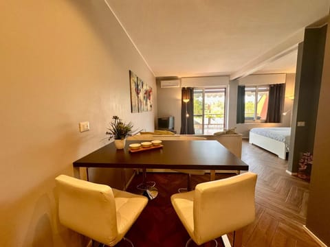 TV and multimedia, Living room, Seating area, Dining area