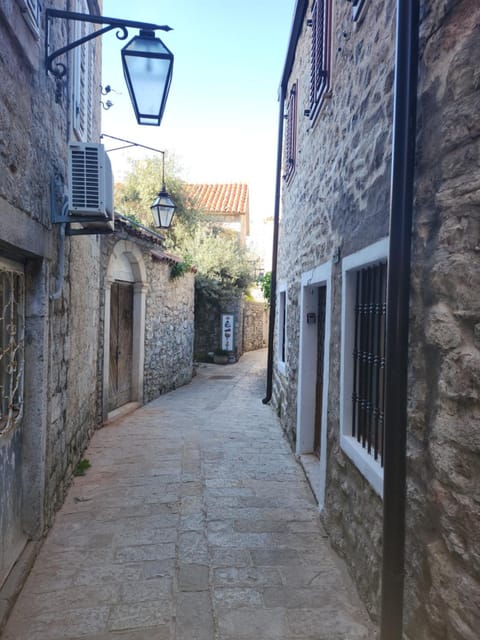 Neighbourhood, Street view