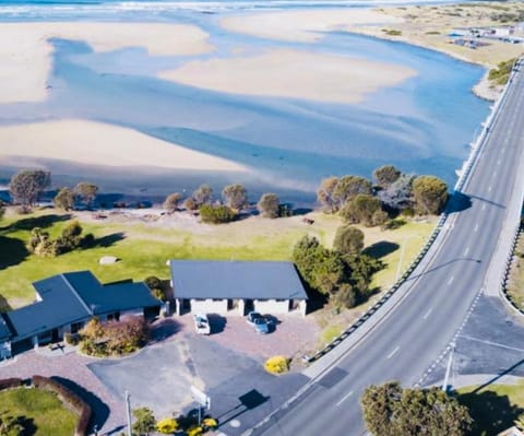 Property building, Natural landscape, Bird's eye view, Beach, Sea view, Location, Parking