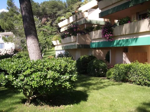 studio Villeneuve-lès-Avignon terrasses sous les pins Apartment in Villeneuve-lès-Avignon