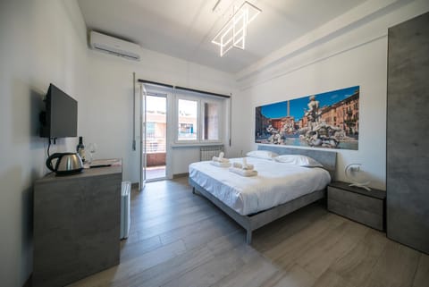 Bed, TV and multimedia, Photo of the whole room, Bedroom