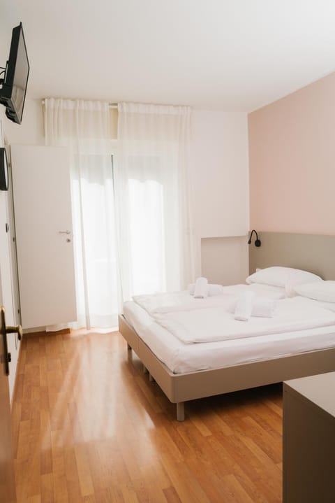 Bed, TV and multimedia, Photo of the whole room, Bedroom, towels