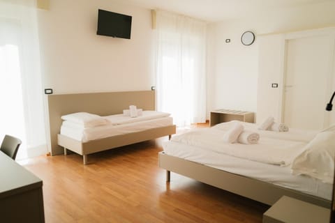 Bed, TV and multimedia, Bedroom, towels