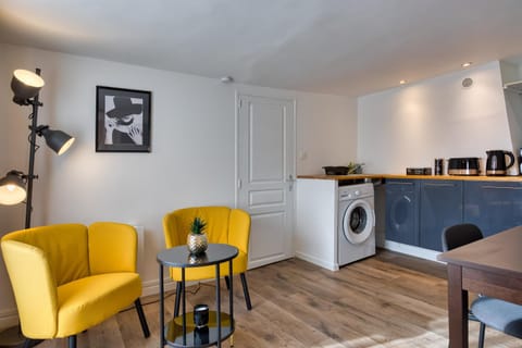 Kitchen or kitchenette, Seating area, washing machine