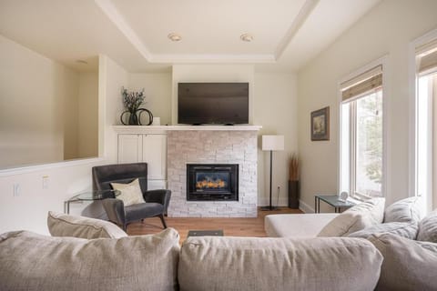 Bluebird Day - Timber Ridge House in Bend