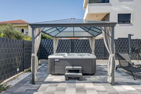 Hot Tub, Hot Tub, View (from property/room), Balcony/Terrace