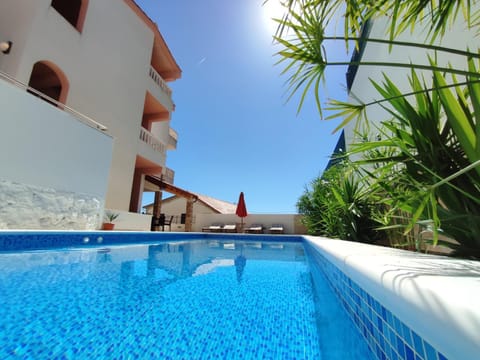 Day, Pool view, Swimming pool, sunbed