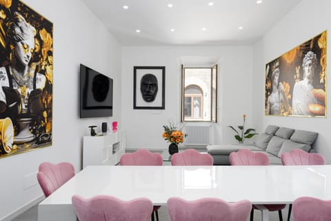 Communal lounge/ TV room, TV and multimedia, Living room, Decorative detail, Seating area, Dining area, Evening entertainment