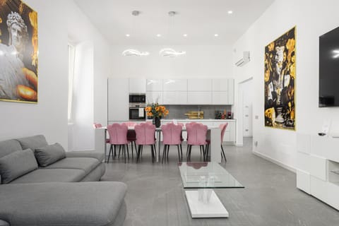 TV and multimedia, Kitchen or kitchenette, Living room, Seating area, Dining area