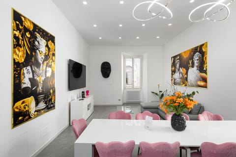 Communal lounge/ TV room, TV and multimedia, Living room, Decorative detail, Seating area, Dining area, Evening entertainment