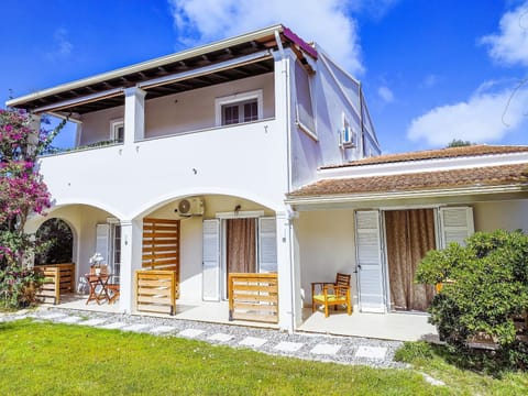 Property building, Day, Garden, Balcony/Terrace