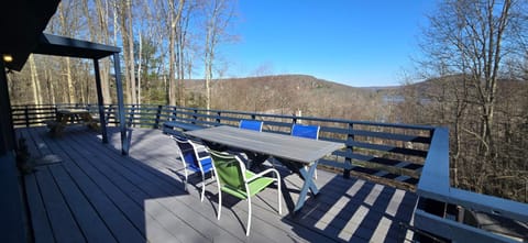 Santa Fe Getaway- Pet friendly 5 bedroom with Hot Tub and Pool Table House in Deep Creek Lake