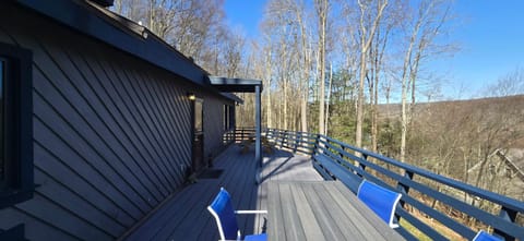 Santa Fe Getaway- Pet friendly 5 bedroom with Hot Tub and Pool Table House in Deep Creek Lake