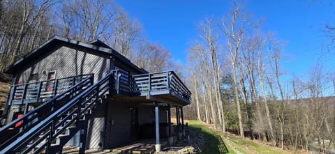 Santa Fe Getaway- Pet friendly 5 bedroom with Hot Tub and Pool Table House in Deep Creek Lake