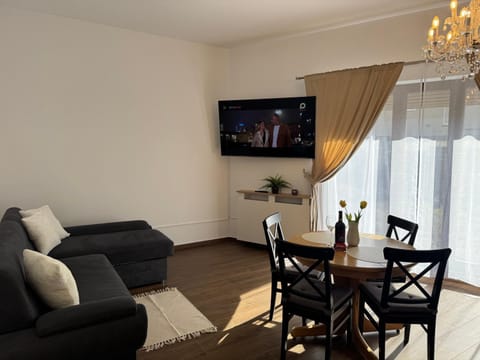 Communal lounge/ TV room, TV and multimedia, Living room, Seating area, Dining area