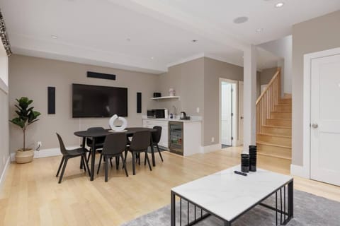 Charming Luxury Home near DT and Lonsdale Quay House in North Vancouver