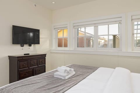 Charming Luxury Home near DT and Lonsdale Quay House in North Vancouver