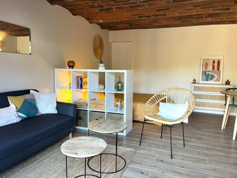 Property building, People, Property logo or sign, Living room, Seating area, Dining area, Area and facilities, internet, internet