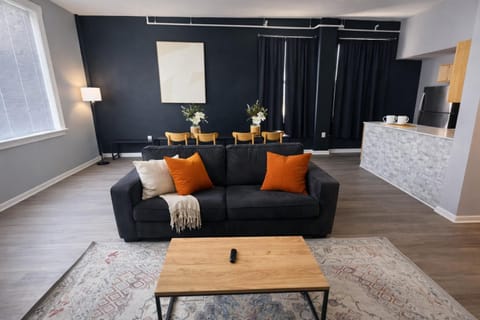 Spacious Dwntwn Loft Playhouse SQ, CSU, Clinic Apartment in Cleveland Heights