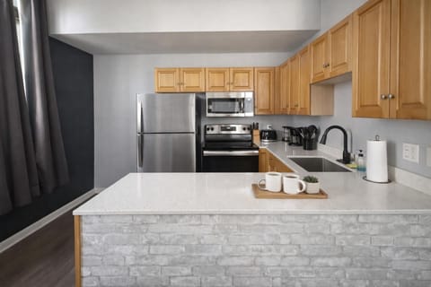 Coffee/tea facilities, Kitchen or kitchenette, Seating area, microwave