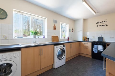 Kitchen or kitchenette, washing machine, dryer