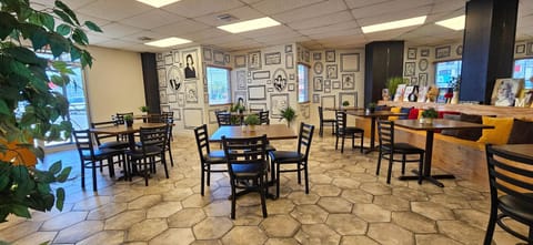 Restaurant/places to eat, Banquet/Function facilities, Breakfast, American breakfast