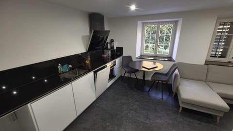 TV and multimedia, Kitchen or kitchenette, Dining area, oven