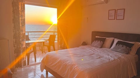 Bed, View (from property/room), Balcony/Terrace, Bedroom, Sea view, Sunrise
