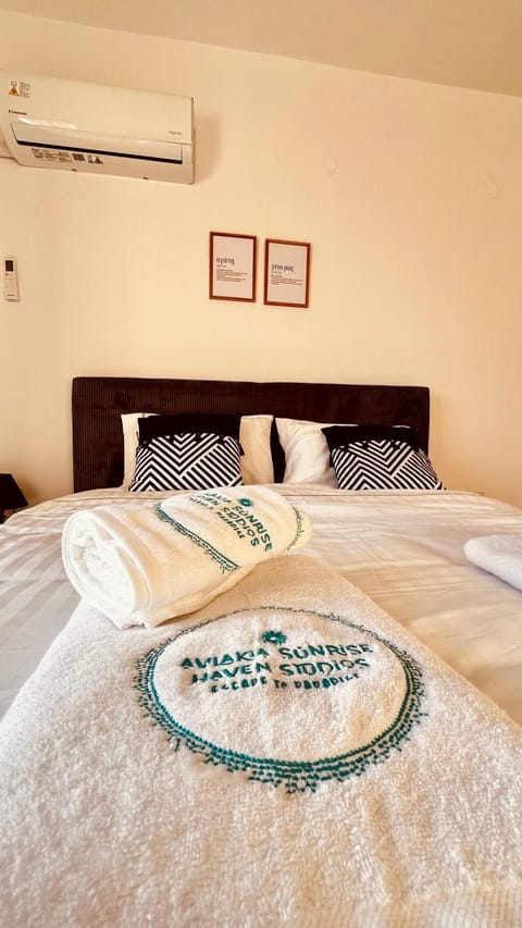 Bed, Bedroom, towels, air conditioner