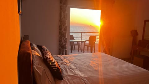 Bed, View (from property/room), Balcony/Terrace, Bedroom, Sea view, Sunrise