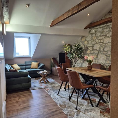 TV and multimedia, Living room, Seating area, Dining area